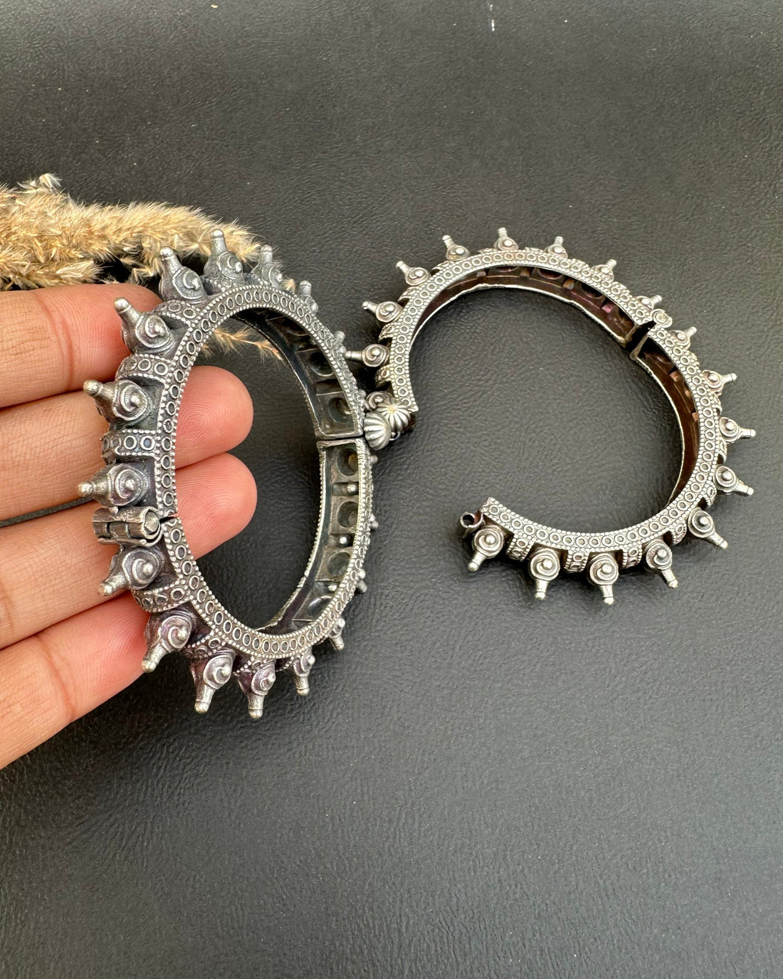 Haniyaa Kara Single Kara