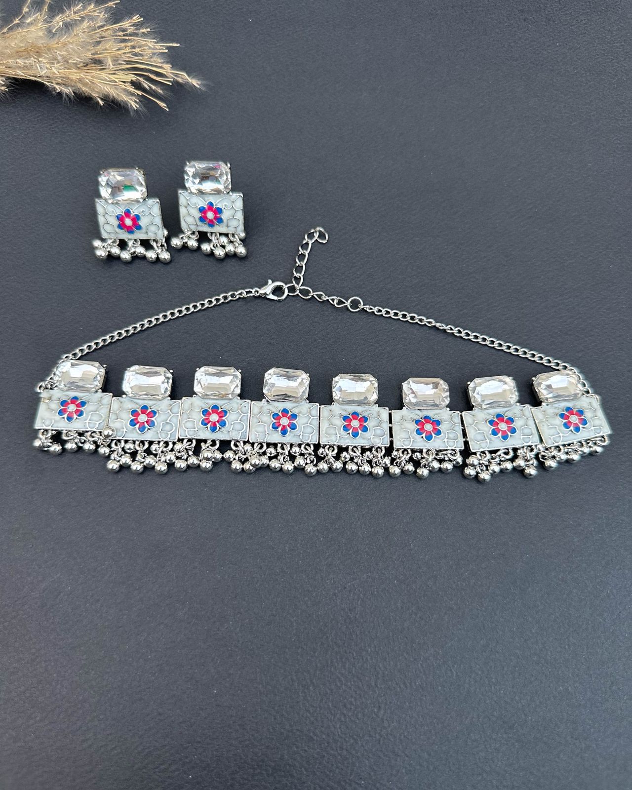 Maaniyaah Choker Set White