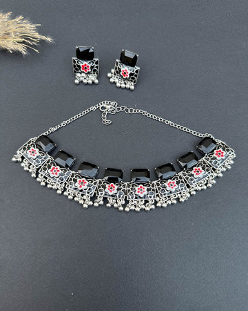 Maaniyaah Choker Set Black