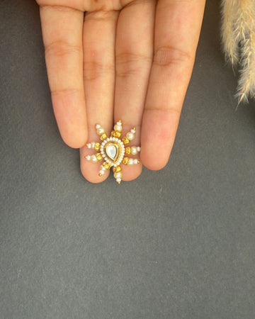 Maheera Nosecuff Pearl