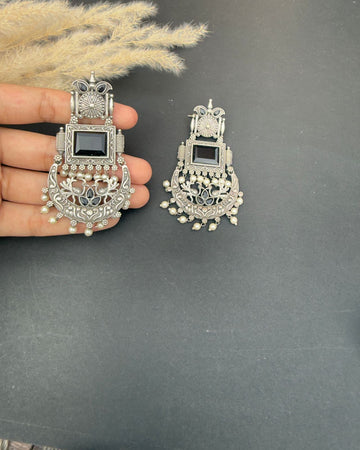 Neysa Earrings Black