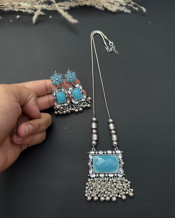 Mohra Pendant Set